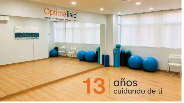 Sala de Optimafisio con el mensaje 13 años cuidando de ti