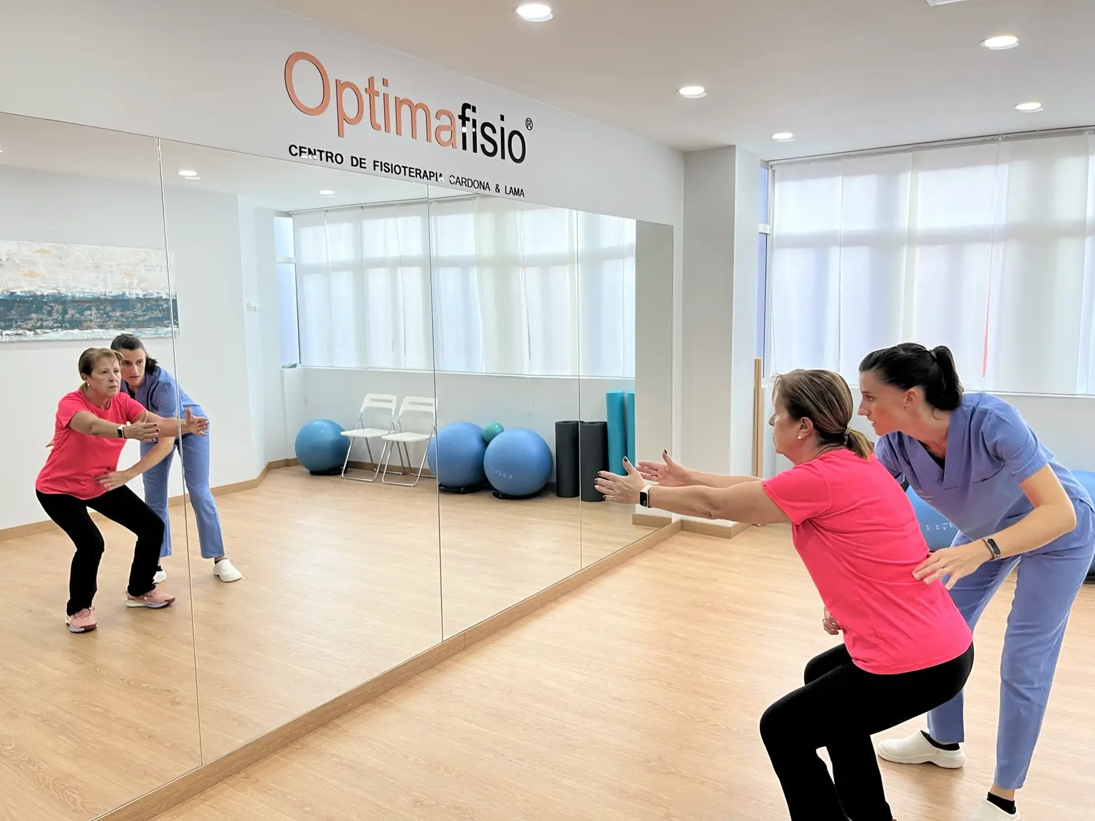 Mariangela Lama supervisando una sentadilla frente al espejo en Optimafisio