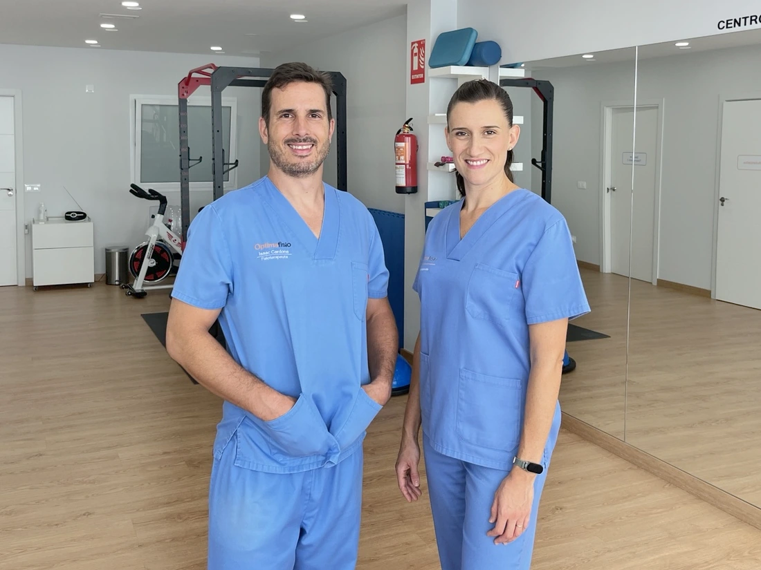 Isaac Cardona y Mariangela Lama, fisioterapeutas de Optimafisio, en el centro