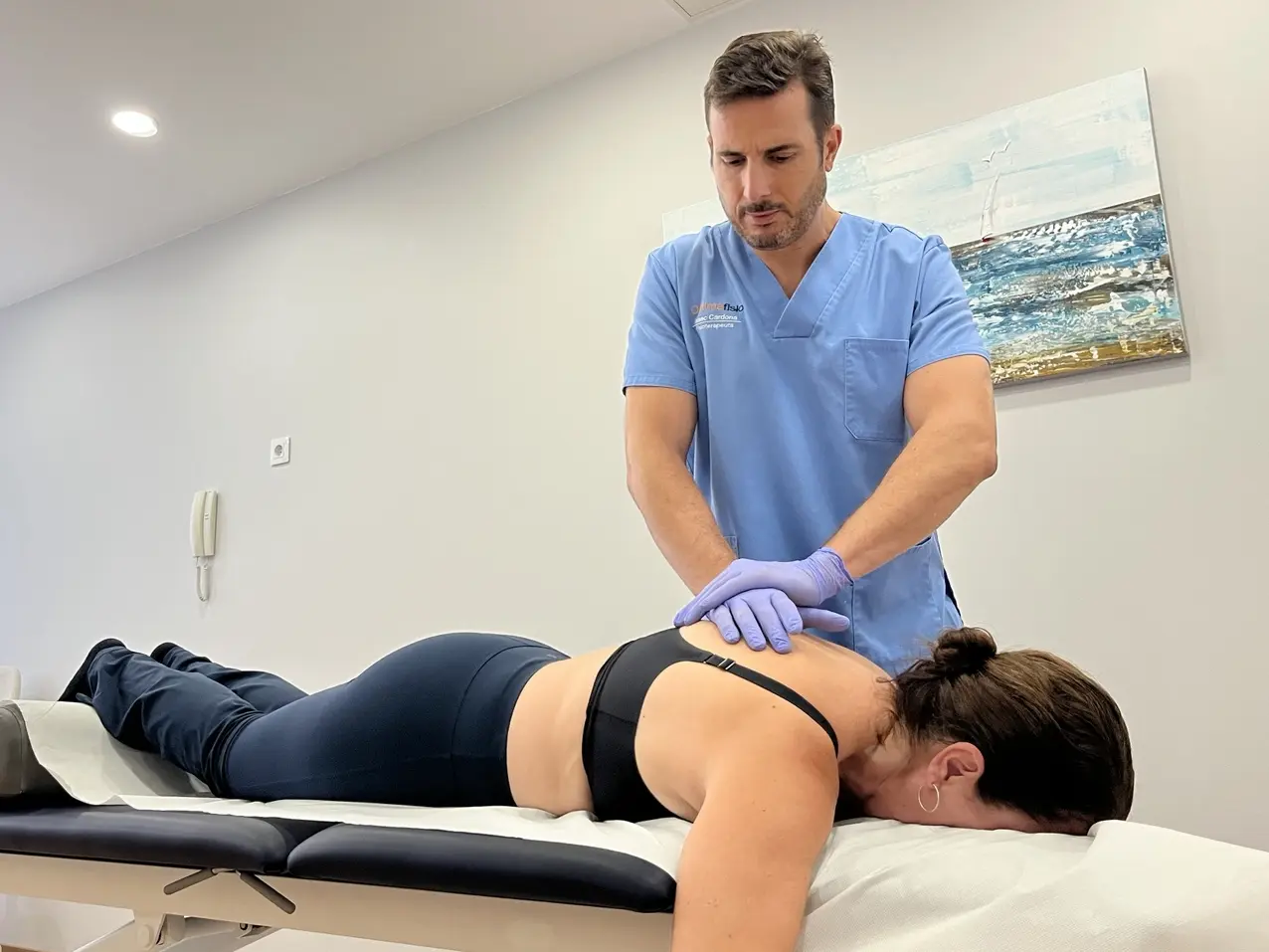 Isaac Cardona realizando un tratamiento de fisioterapia de espalda en Optimafisio