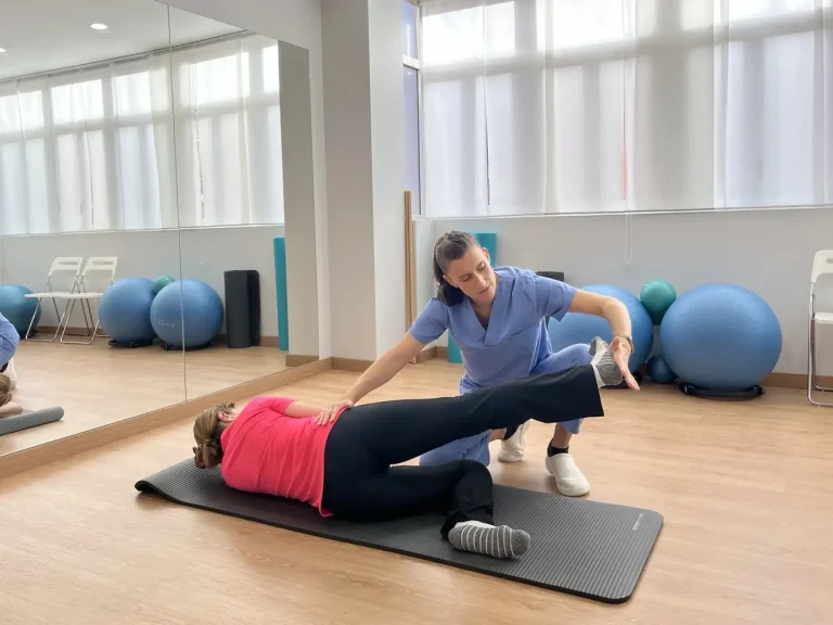 Mariangela Lama guiando un ejercicio de una paciente en Optimafisio