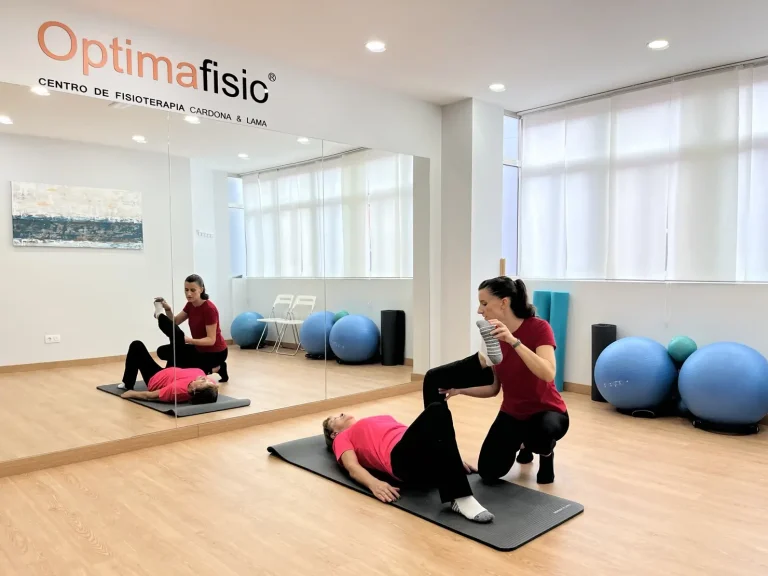Mariangela Lama guiando un ejercicio de Pilates terapéutico en Optimafisio